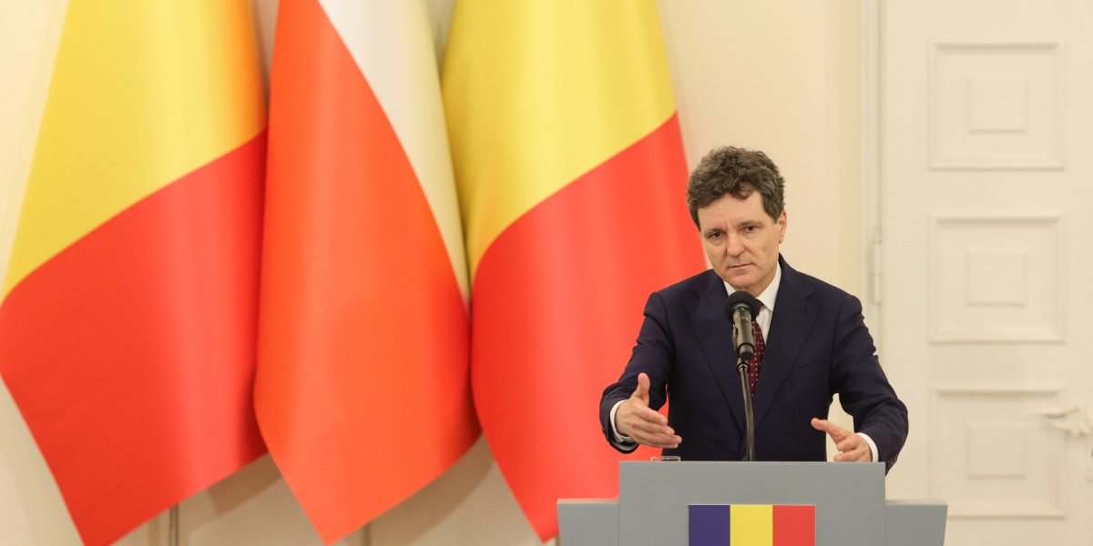 România, sub umbrela NATO: Nicușor Dan, despre securitate și relația cu Franța Președintele României, Nicușor Dan, a reiterat poziția țării privind securitatea nucleară, subliniind că România beneficiază deja de protecția oferită de Alianța Nord-Atlantică