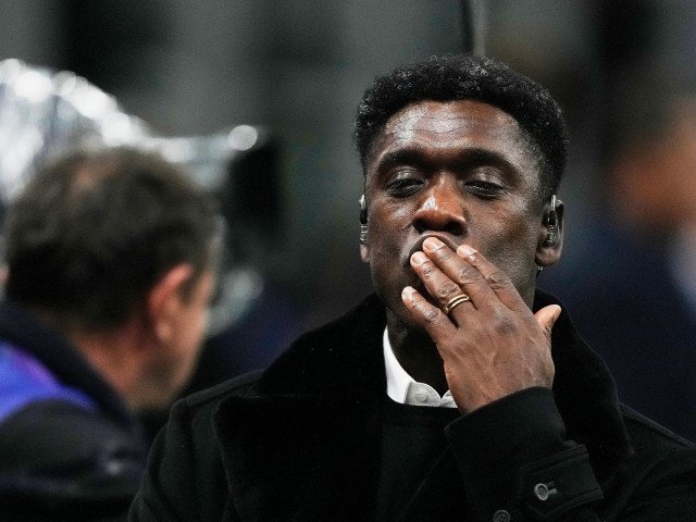 Kluivert și Seedorf, alături de Surinam în tentativa de calificare la Cupa Mondială 2026 Echipa națională de fotbal a Surinamului va beneficia de sprijinul a două nume mari ale fotbalului internațional în tentativa de a obține calificarea la Cupa Mondială din 2026