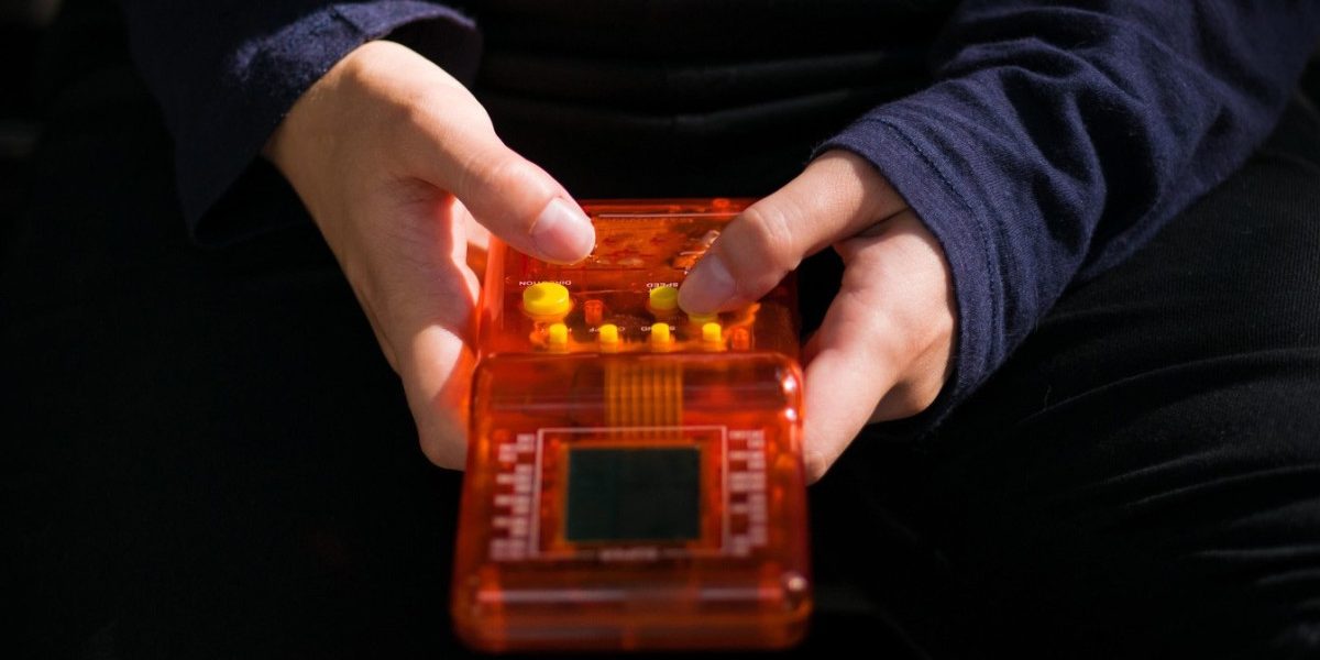 Tetris, un aliat neașteptat în lupta cu PTSD-ul: Un studiu revoluționar Un studiu realizat de cercetători suedezi a demonstrat capacitatea jocului Tetris de a reduce simptomele tulburării de stres post-traumatic (PTSD)