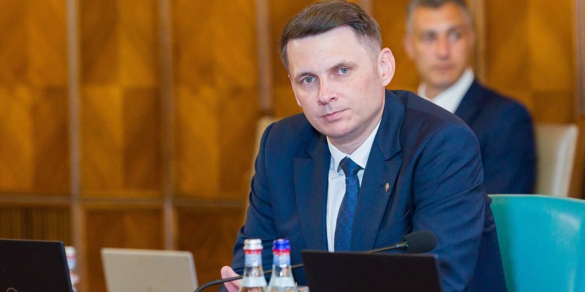 Abrudean: Atmosfera din coaliție, mai complicată decât pare Președintele Senatului, Mircea Abrudean, a sugerat că atmosfera din coaliția de guvernare nu este întotdeauna transparentă și că, în ciuda tensiunilor, partidele implicate încearcă să găsească soluții prin dialog