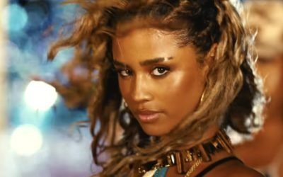 Tyla, starul sud-african, readuce în actualitate corsetul conic gaultier la Săptămâna Modei de la Paris Paris, Franța – Tyla, cântăreața sud-africană care a cucerit lumea cu ritmurile sale, a făcut furori la Săptămâna Modei de la Paris, alegând o ținută care aduce un omagiu clar unui simbol al modei: corsetul conic, o semnătură a lui Jean-Paul Gaultier