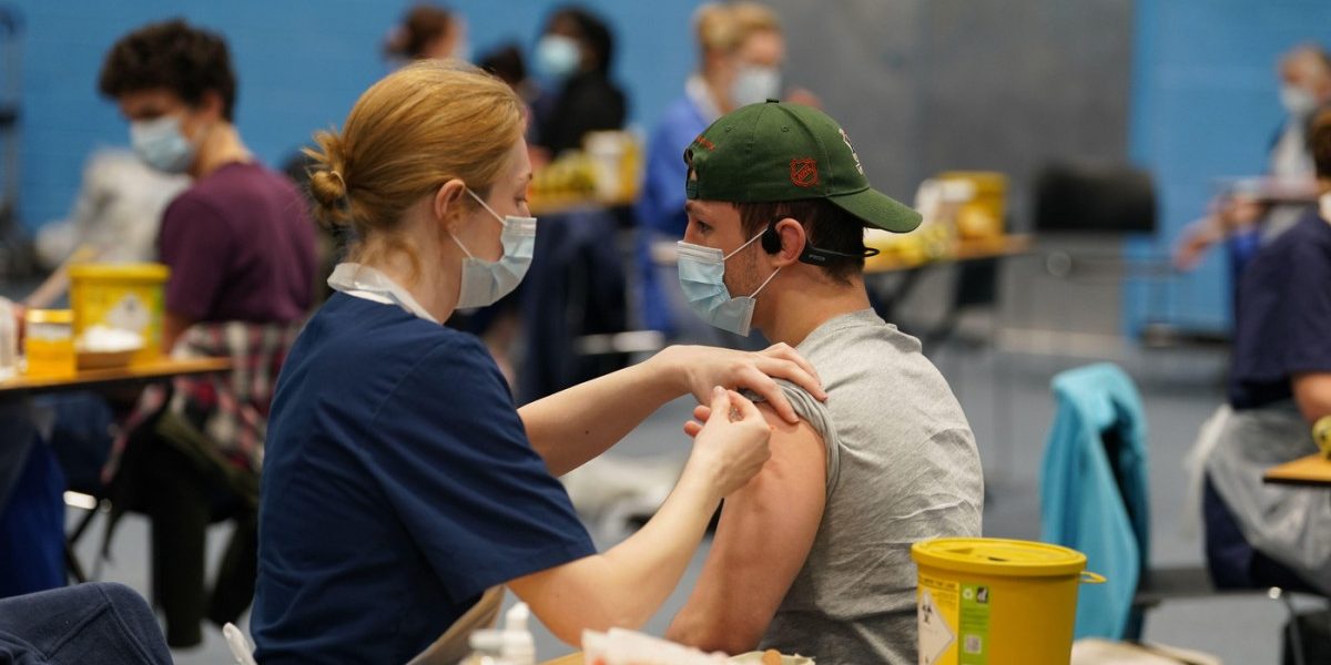 Focar de meningită în Marea Britanie: îngrijorări privind răspândirea în Europa Un focar de meningită în Marea Britanie a generat îngrijorări cu privire la capacitatea de reacție a Europei