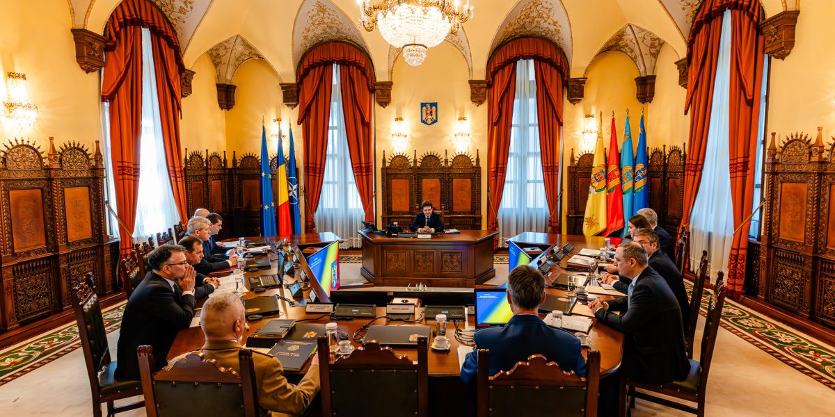 CSAT analizează cererea SUA privind dislocarea de militari și avioane la baza Mihail Kogălniceanu Consiliul Suprem de Apărare a Țării (CSAT) s-a reunit miercuri la Palatul Cotroceni pentru a discuta solicitarea Statelor Unite de a disloca trupe și avioane de luptă pe teritoriul României