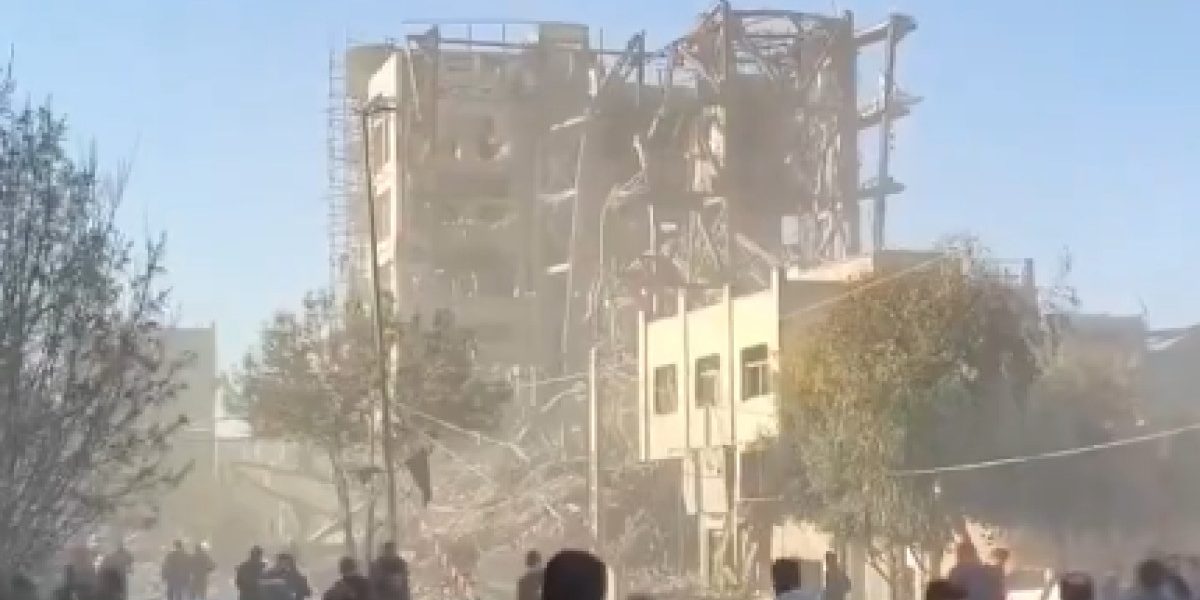 Atac aerian în Iran: Clădirea strategică unde se alegea liderul suprem, distrusă Un atac aerian, atribuit de agențiile de știri iraniene Israelului și Statelor Unite, a lovit o clădire importantă din orașul Qom, Iran