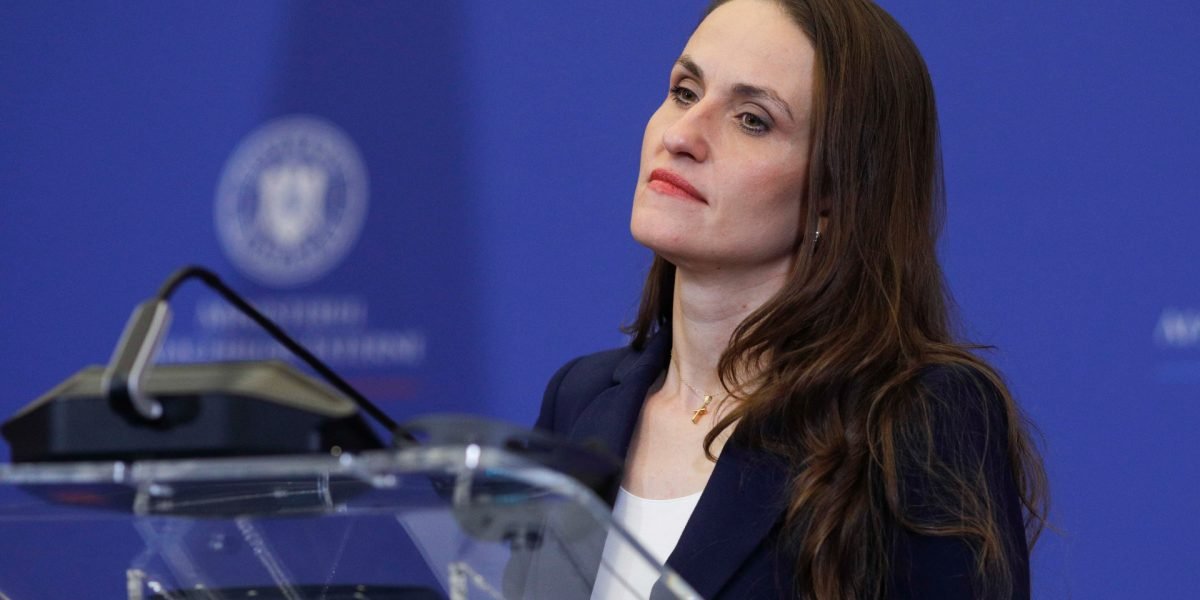 Ponta acuză, Țoiu răspunde în scandalul zborului de evacuare din Dubai Fostul premier Victor Ponta o acuză pe ministrul de Externe, Oana Țoiu, că ar fi intervenit pentru a împiedica urcarea fiicei sale, în vârstă de 17 ani, într-un zbor de evacuare din Dubai