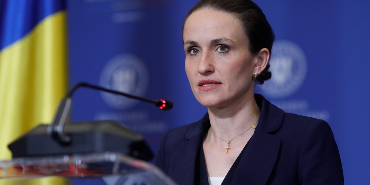 Peste 14.000 de români în Emiratele Arabe Unite: Recomandări de la Ministerul de Externe Aproximativ 14.000 de cetățeni români se află în prezent în Emiratele Arabe Unite, conform informațiilor furnizate de Ministerul Afacerilor Externe (MAE)