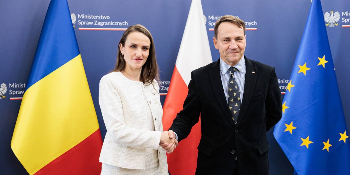 Oana Țoiu, la Varșovia: Discuții despre Orientul Mijlociu și consolidarea parteneriatului cu Polonia Ministrul de Externe, Oana Țoiu, a efectuat o vizită oficială în Polonia, unde s-a întâlnit cu omologul său, Radosław Sikorski