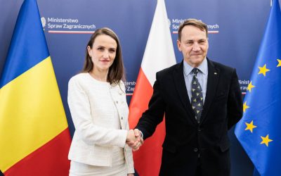 Oana Țoiu, la Varșovia: Discuții despre Orientul Mijlociu și consolidarea parteneriatului cu Polonia Ministrul de Externe, Oana Țoiu, a efectuat o vizită oficială în Polonia, unde s-a întâlnit cu omologul său, Radosław Sikorski