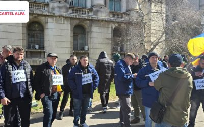 Mineri și energeticieni de la CEO protestează în fața Ministerului Energiei Un grup de cincizeci de mineri și energeticieni de la Complexul Energetic Oltenia (CEO) a început o grevă a foamei în fața Ministerului Energiei