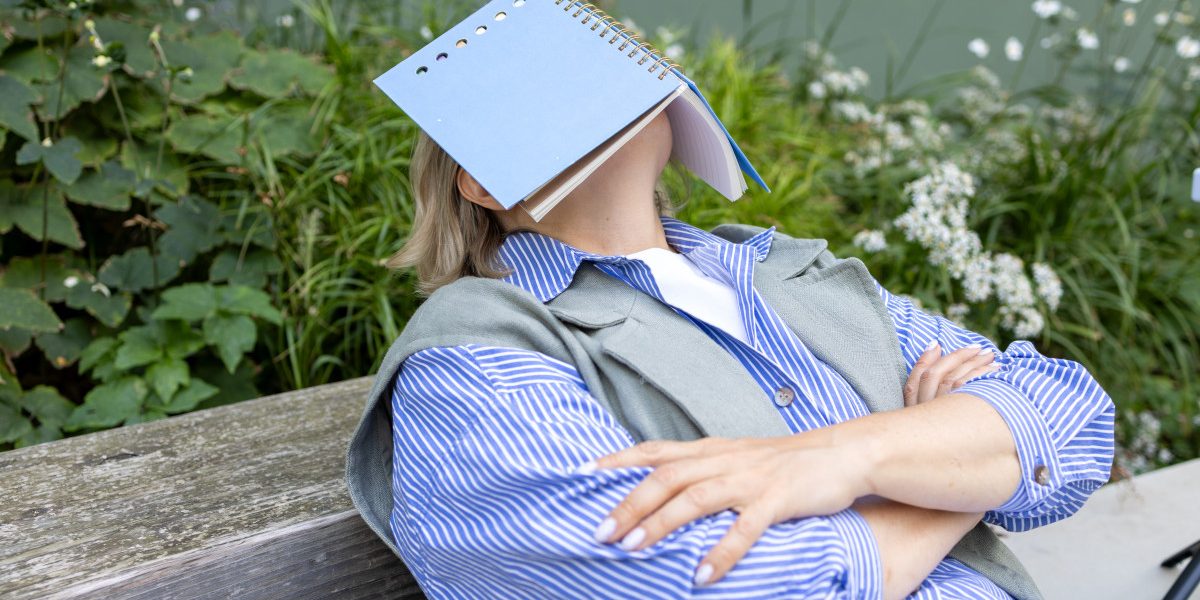 Astenia de primăvară: cum ne afectează trecerea la un nou anotimp Odată cu creșterea temperaturilor și a duratei zilei, mulți români resimt o stare de oboseală accentuată, dificultăți de concentrare și iritabilitate