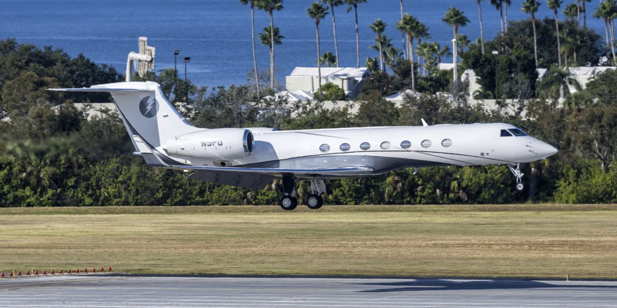 Riadul, noua poartă de salvare pentru elita blocată în Golf: Zborurile private explodează la preț Riadul, capitala Arabiei Saudite, a devenit principala rută de evacuare pentru oamenii foarte bogați și directorii de top blocați în statele din Golf, pe fondul intensificării conflictului regional și a atacurilor iraniene