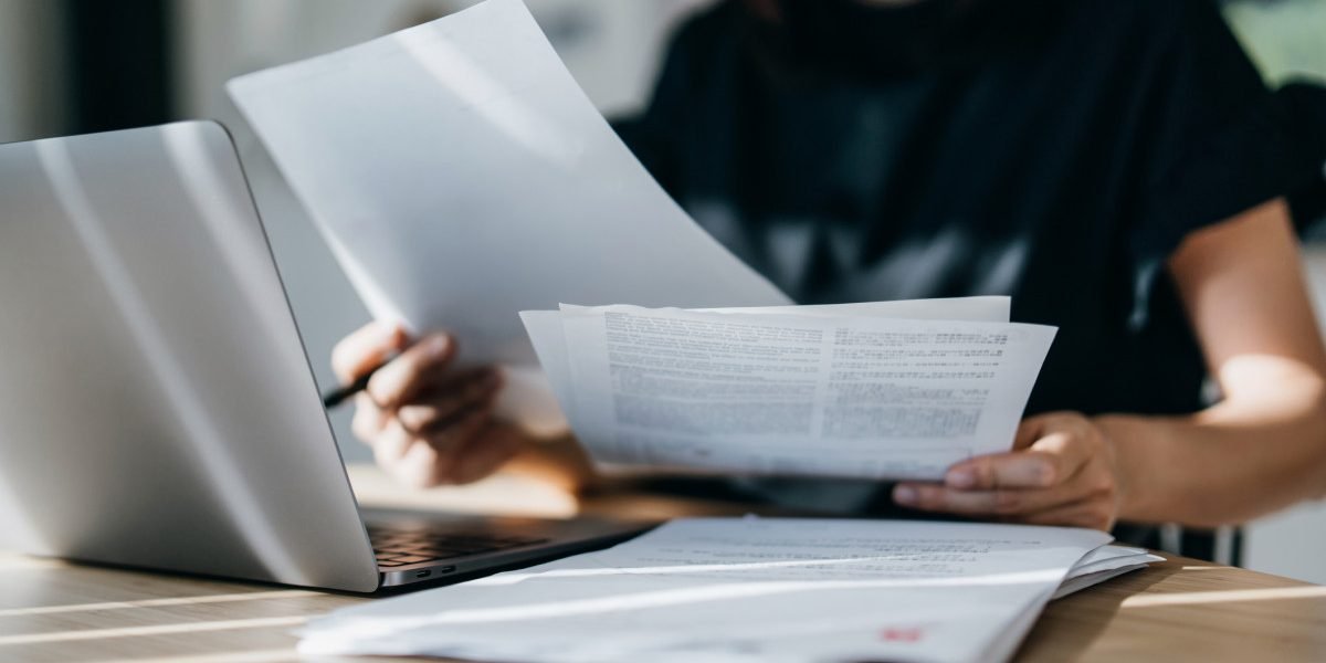 Guvernul introduce reguli mai stricte pentru cesionarea firmelor: ANAF va monitoriza transferurile Guvernul a aprobat o măsură care extinde monitorizarea cesiunilor de părți sociale la toate transferurile realizate de asociații unei firme