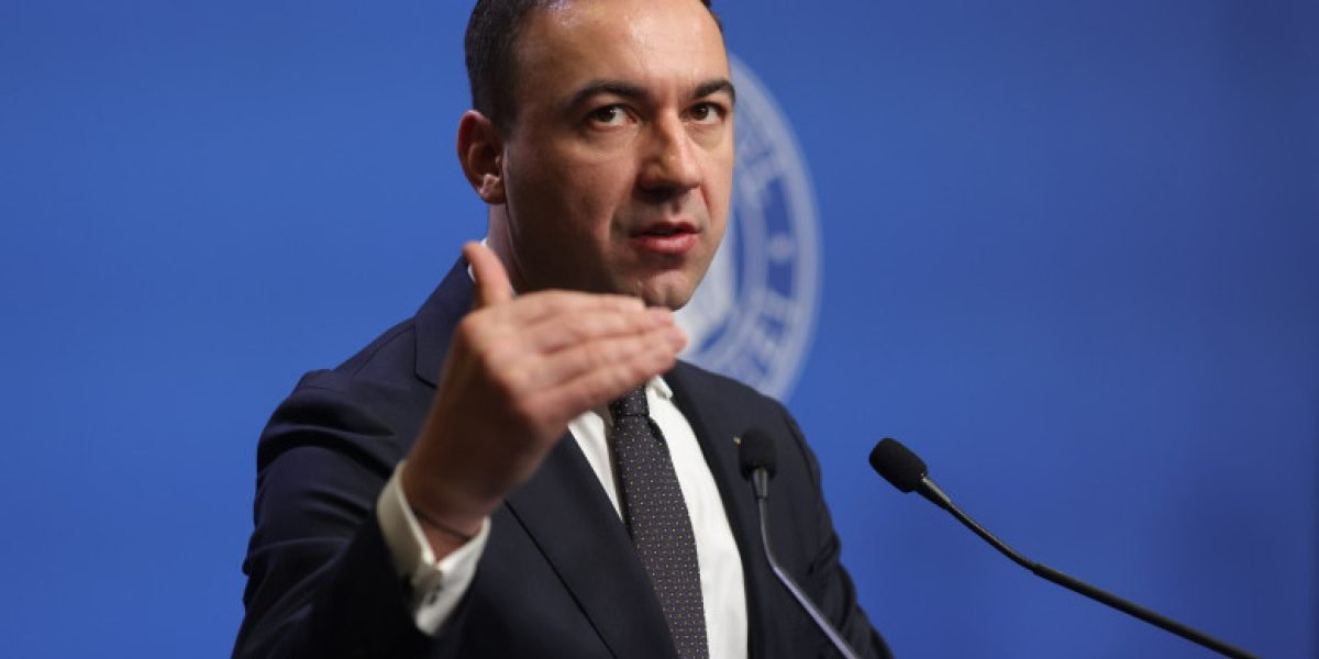 România are stocuri de carburanți pentru cinci luni, afirmă ministrul energiei Ministrul Energiei, Bogdan Ivan, a declarat că România dispune de stocuri de carburanți care ar putea acoperi necesarul țării timp de aproximativ cinci luni, în ipoteza în care importurile și producția internă ar fi sistate