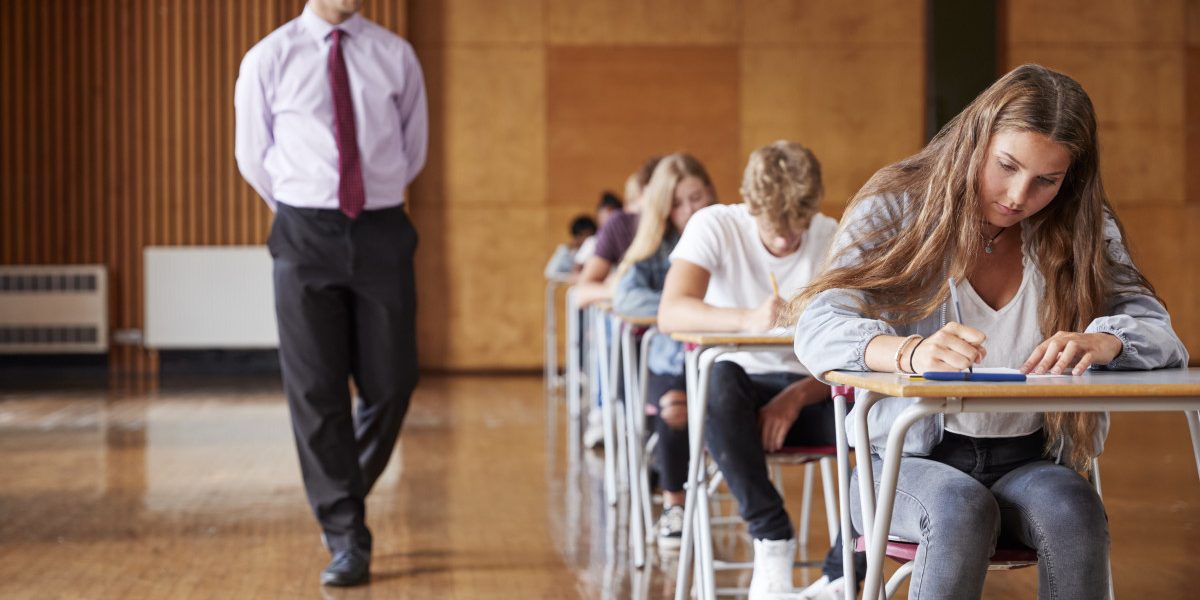 Peste 8.700 de profesori s-au înscris pentru a evalua simularea Evaluării Naționale Ministrul Educației, Mihai Dimian, a anunțat miercuri că peste 8.700 de profesori s-au înscris pentru a evalua lucrările elevilor la simularea Evaluării Naționale