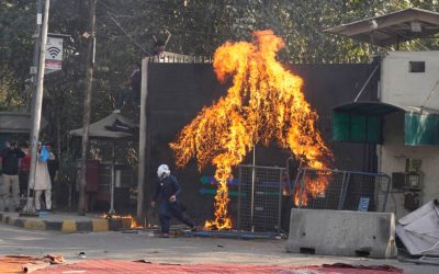 Proteste violente în Pakistan după atacul asupra Iranului: Zeci de morți și consulatul american vizat KARACHI, Pakistan (AP) – Zeci de oameni și-au pierdut viața și peste o sută au fost răniți în urma unor confruntări violente între protestatari și forțele de securitate din Pakistan, în contextul în care mulțimi de susținători ai guvernului iranian au încercat să ia cu asalt un consulat american