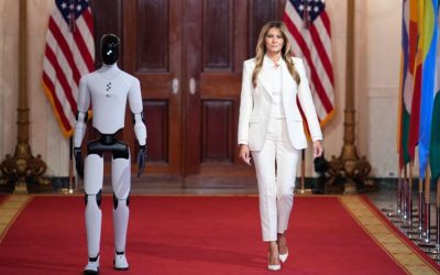 Melania Trump și un robot umanoid, o premieră la Casa Albă Washington, SUA – O imagine inedită a fost surprinsă la Casa Albă, unde Melania Trump a pășit pe covorul roșu alături de un robot umanoid