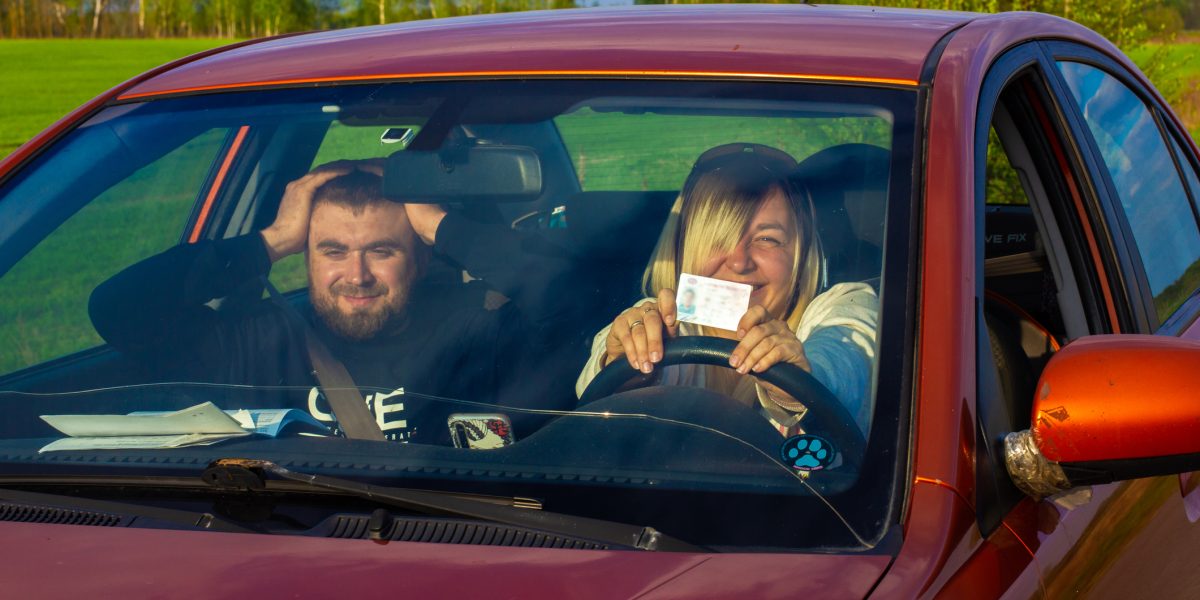 Titi Aur: Posibilitatea ca tinerii să conducă de la 16 ani în România, o măsură controversată Expertul în conducere defensivă și fostul campion de raliuri, Titi Aur, a discutat recent despre o serie de subiecte importante legate de siguranța rutieră într-un podcast