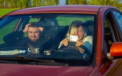 Titi Aur: Posibilitatea ca tinerii să conducă de la 16 ani în România, o măsură controversată Expertul în conducere defensivă și fostul campion de raliuri, Titi Aur, a discutat recent despre o serie de subiecte importante legate de siguranța rutieră într-un podcast