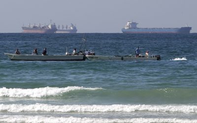 Petrolul atinge cote maxime pe fondul conflictului din Orientul Mijlociu Cotațiile de referință ale petrolului au crescut marți cu aproximativ 8%, atingând un nivel maxim, pe fondul extinderii conflictului americano-israelian cu Iranul