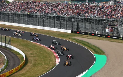 Piastri, start fulminant în Japonia: Ferrari se alătură spectacolului Oscar Piastri a oferit o demonstrație de forță la startul Marelui Premiu al Japoniei, urcând de pe locul 3 pe grilă direct pe primul loc