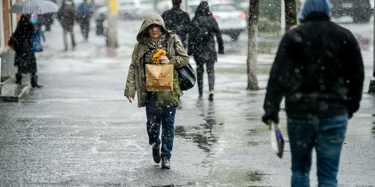 Meteorologii au emis o informare de ploi, vânt puternic și ninsori. Care sunt zonele vizate și cum va fi vremea în București