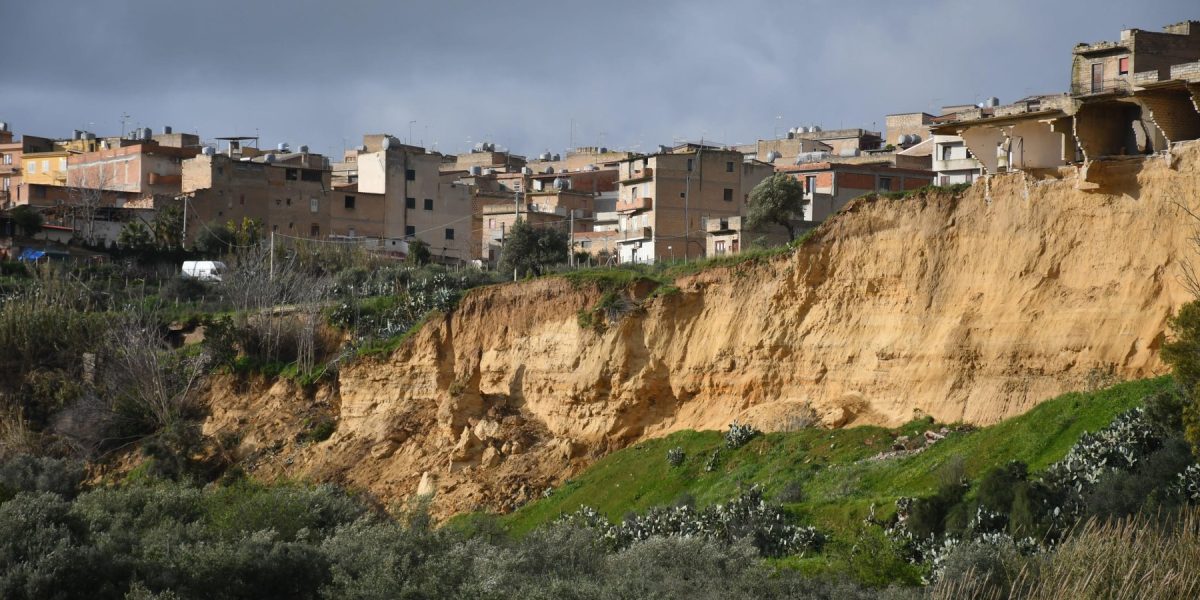 Sute de cărți rare, salvate dintr-o bibliotecă în pericol