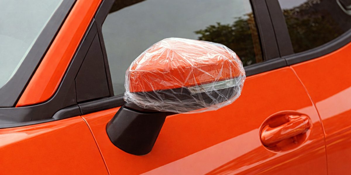 De ce păsările atacă oglinzile mașinilor și cum poți preveni asta În sezonul de reproducere, instinctele păsărilor devin exacerbate, iar teritoriul lor este apărat cu înverșunare