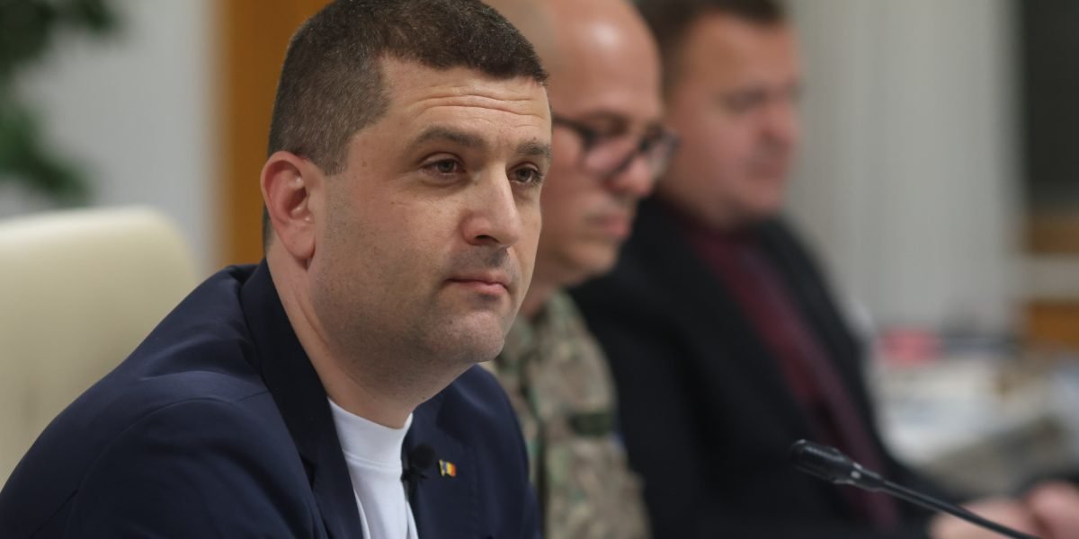 Reacții la amenințările Iranului: oficialii români asigură că țara este în siguranță Declarațiile recente ale Teheranului, care au avertizat România să nu permită Statelor Unite să folosească baze militare de pe teritoriul său pentru eventuale operațiuni împotriva Iranului, au stârnit reacții rapide din partea oficialilor români