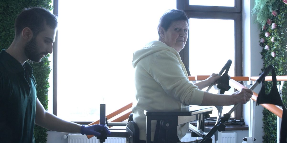Recuperare miraculoasă după AVC: Pacienta a început să miște un braț și un picior la trei zile de la internare Doamna Petrica Știrbu a înregistrat o îmbunătățire semnificativă a stării sale de sănătate la doar trei zile după internarea în Spitalul de Recuperare Medicală „Sfântul Sava cel Sfințit”, în urma unui accident vascular cerebral (AVC)