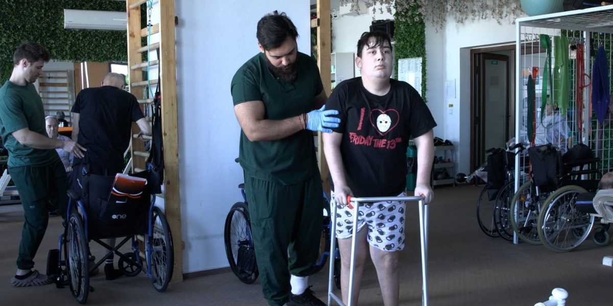 Recuperare medicală rapidă după intervenții chirurgicale: cazul unui tânăr cu probleme la coloană Spitalul de Recuperare Medicală „Sfântul Sava cel Sfințit” din Pantelimon, Ilfov, se specializează în recuperarea medicală intensivă post-operatorie, oferind rezultate notabile pacienților care au suferit intervenții ortopedice, neurologice sau pulmonare, dar și în cazul pacienților cu accidente vasculare cerebrale