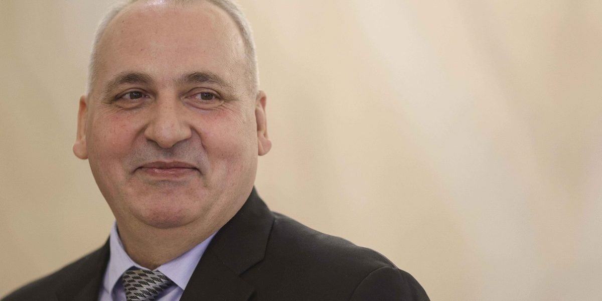 Viorel Cerbu, audiat pentru șefia DNA: „Trebuie clarificată” neîncrederea în instituție Secția pentru procurori a Consiliului Superior al Magistraturii (CSM) a continuat luni audierile candidaților pentru funcții de conducere în parchetele importante, inclusiv Direcția Națională Anticorupție (DNA)