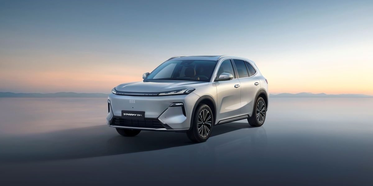 Geely Starray EM-i, SUV-ul hibrid plug-in chinezesc, vine în România cu prețuri mai mici Geely Starray EM-i, SUV-ul hibrid plug-in al producătorului chinez, a fost lansat oficial în România, marcând o veste bună pentru potențialii cumpărători