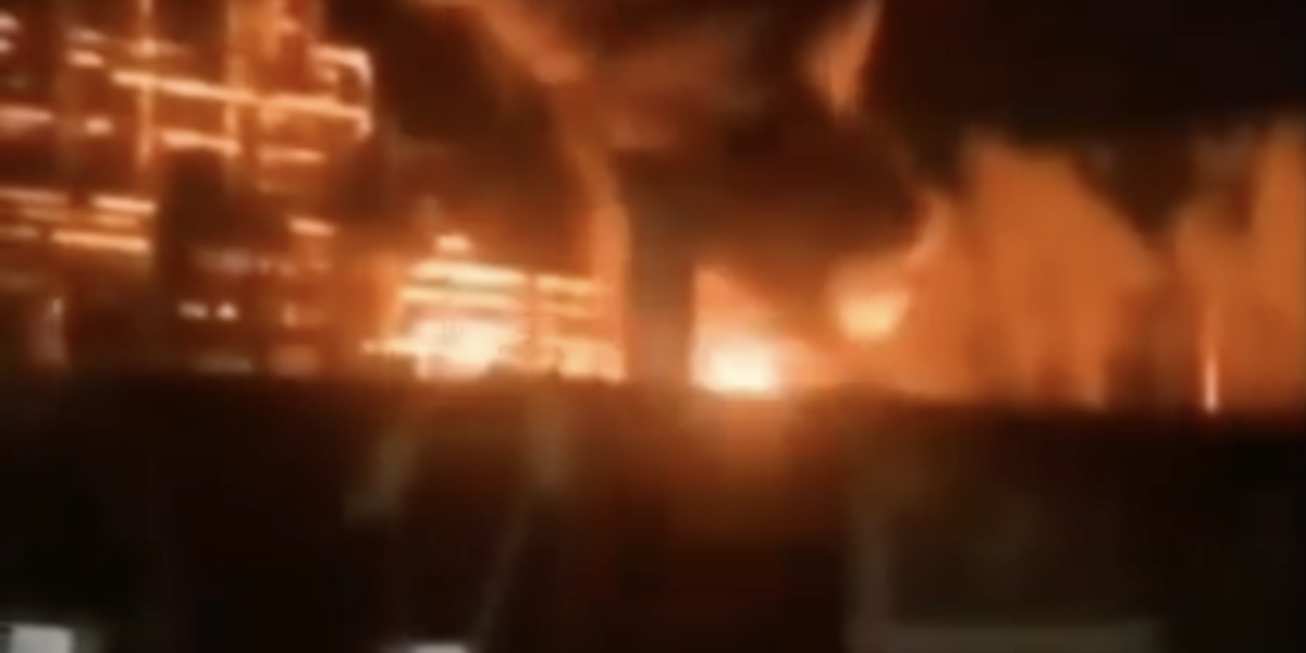 Ucraina lovește un terminal petrolier rusesc, ignorând avertismentele SUA Ucraina a revendicat luni un atac cu drone asupra unui terminal petrolier din portul rus Novorossiisk de la Marea Neagră, sfidând astfel apelurile recente ale Washingtonului de a se abține de la astfel de acțiuni