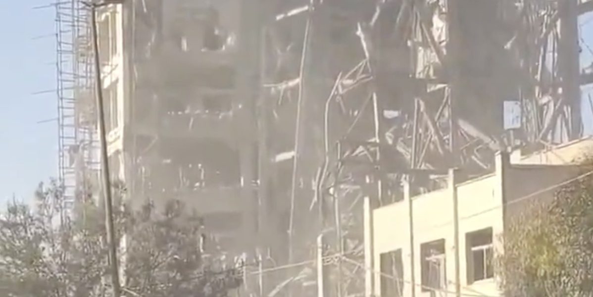 Atac aerian israelian asupra unui obiectiv din Iran: O clădire din Qom, unde se adunau clerici, vizată O sursă din domeniul apărării israeliene a confirmat că aviația israeliană a lovit o clădire din orașul Qom, Iran, unde înalți clerici se aflau pentru a alege noul lider suprem al țării