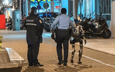 Robot umanoid, escortat de poliție după ce a speriat o bătrână în Macao Un robot umanoid a fost implicat într-un incident neobișnuit în Macao, fiind escortat de poliție după ce o femeie în vârstă de 70 de ani a fost speriată