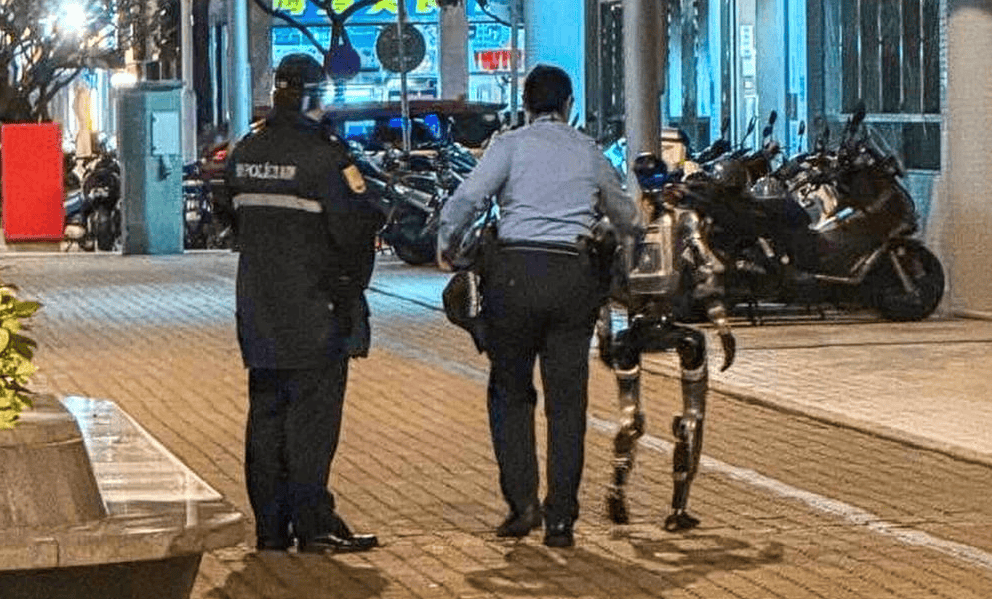 Robot umanoid, escortat de poliție după ce a speriat o bătrână în Macao Un robot umanoid a fost implicat într-un incident neobișnuit în Macao, fiind escortat de poliție după ce o femeie în vârstă de 70 de ani a fost speriată