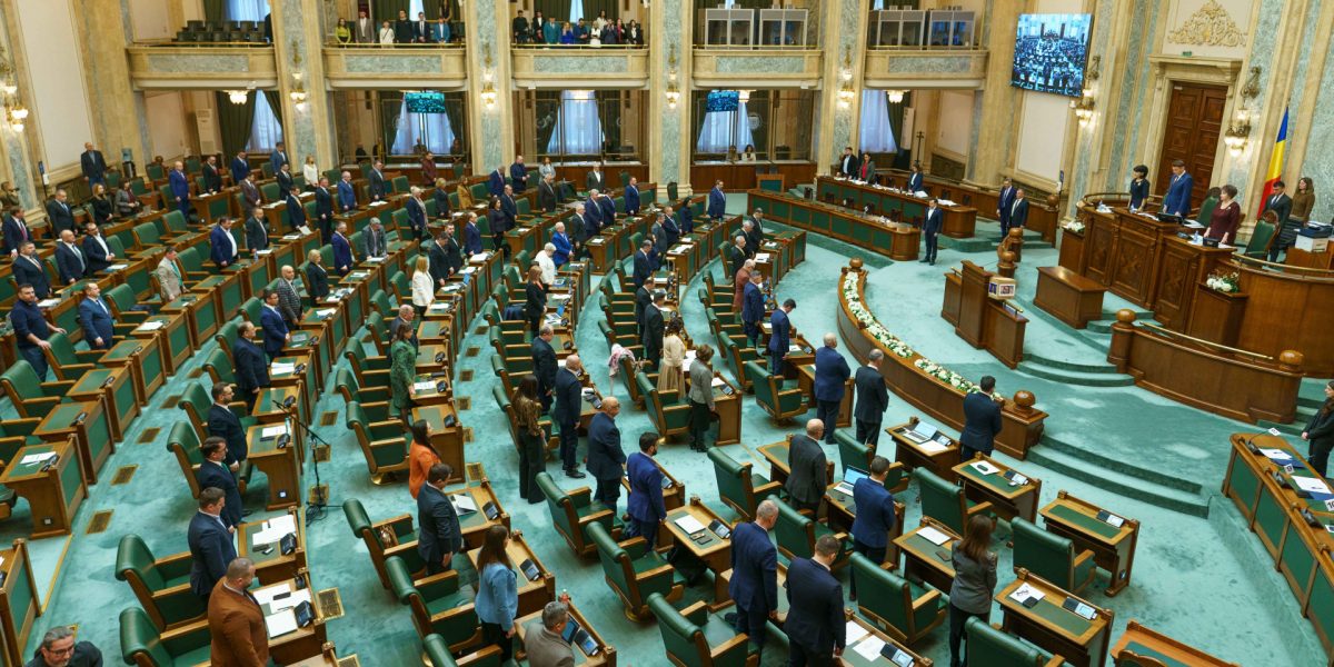 Senatul aprobă înființarea unui serviciu național de comunicații electronice Senatul a adoptat astăzi un proiect de lege care stabilește cadrul juridic pentru înființarea Serviciului Național de Comunicare Electronică (SNCE)