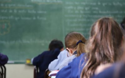 Elevii de clasa a VIII-a susțin luni simularea la română, boicotul profesorilor afectează unele școli București, România – Elevii de clasa a VIII-a intră luni în febra simulării pentru Evaluarea Națională 2026, cu proba scrisă la Limba și Literatura Română