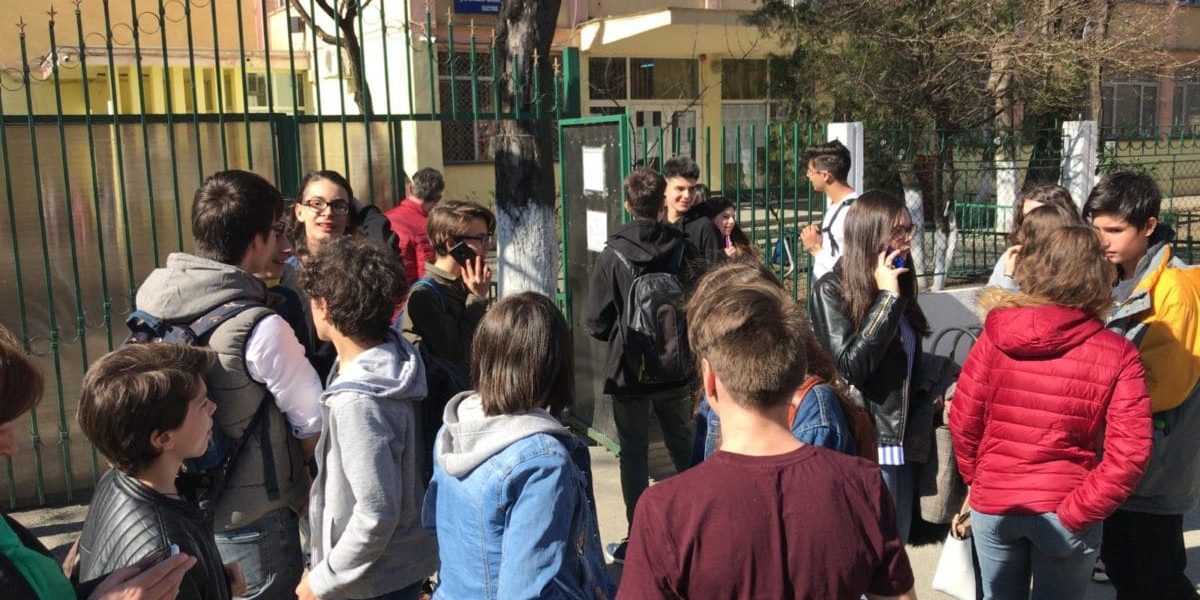 Profesorii amenință cu boicotarea simulărilor examenelor naționale Marius Nistor, președintele Federației Sindicatelor din Educație „Spiru Haret”, a anunțat că, conform datelor centralizate până în prezent, marea majoritate a profesorilor înclină spre boicotarea simulărilor examenelor naționale