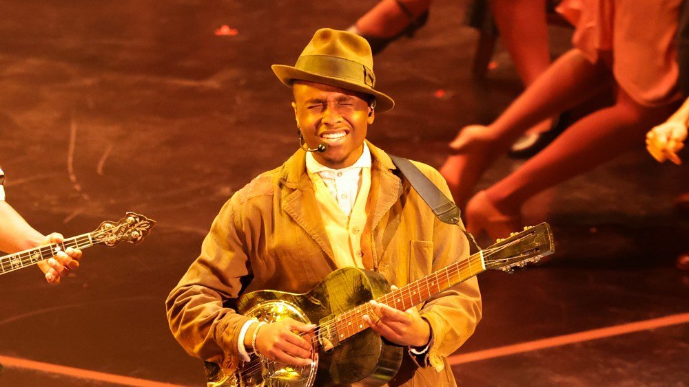 Moment memorabil la Oscaruri: „Sinners” readuce pe scenă emoția filmului cu o interpretare de excepție Seara de decernare a premiilor Oscar a fost marcată de un moment muzical special, în care distribuția filmului „Sinners” a recreat o scenă iconică din peliculă