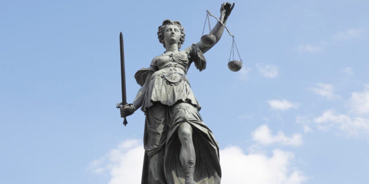 300 éves szobor, amely az Igazság kútját felügyeli a frankfurti Roemer téren / Németország