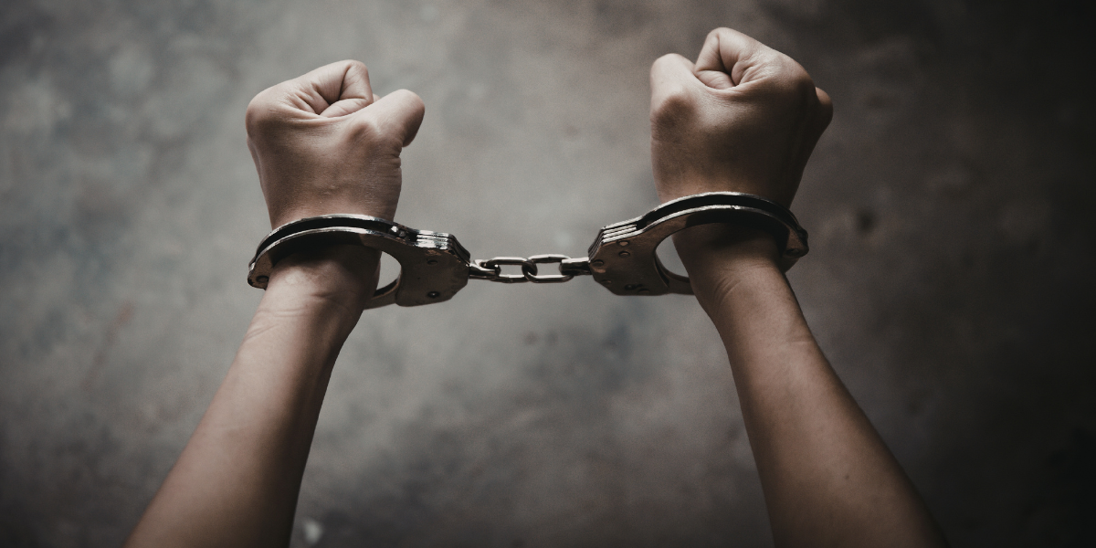 Dus la spital pentru probe, un tânăr de 19 ani l-a luat de gât pe polițist, a încercat să-i fure arma și l-a lovit pe omul legii