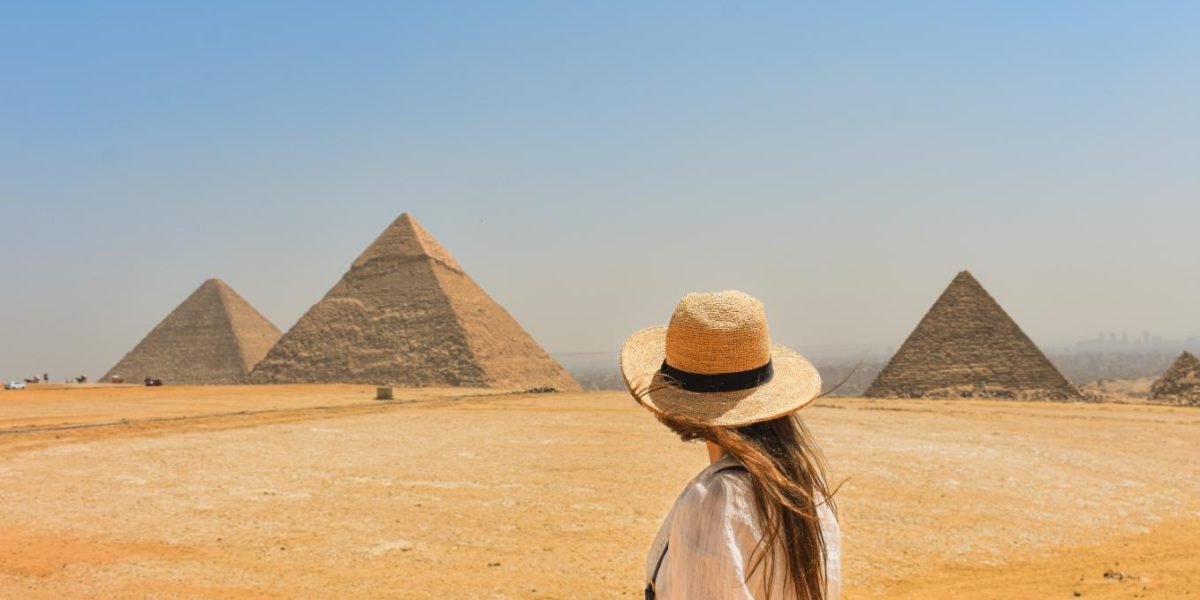 Vacanța în Egipt: Românii își împărtășesc experiențele pe fondul îngrijorărilor Pe fondul unor tensiuni geopolitice recente, vacanțele în Egipt devin subiect de discuție aprins pe grupurile de Facebook dedicate călătoriilor în această țară