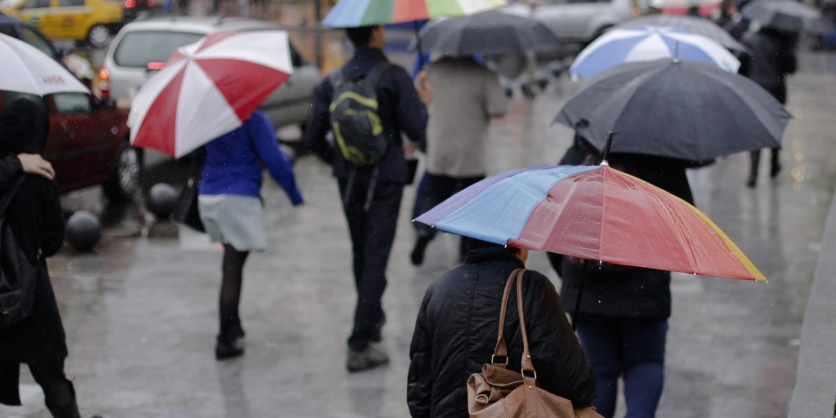 Vreme închisă în București până luni: Vânt și ploi moderate