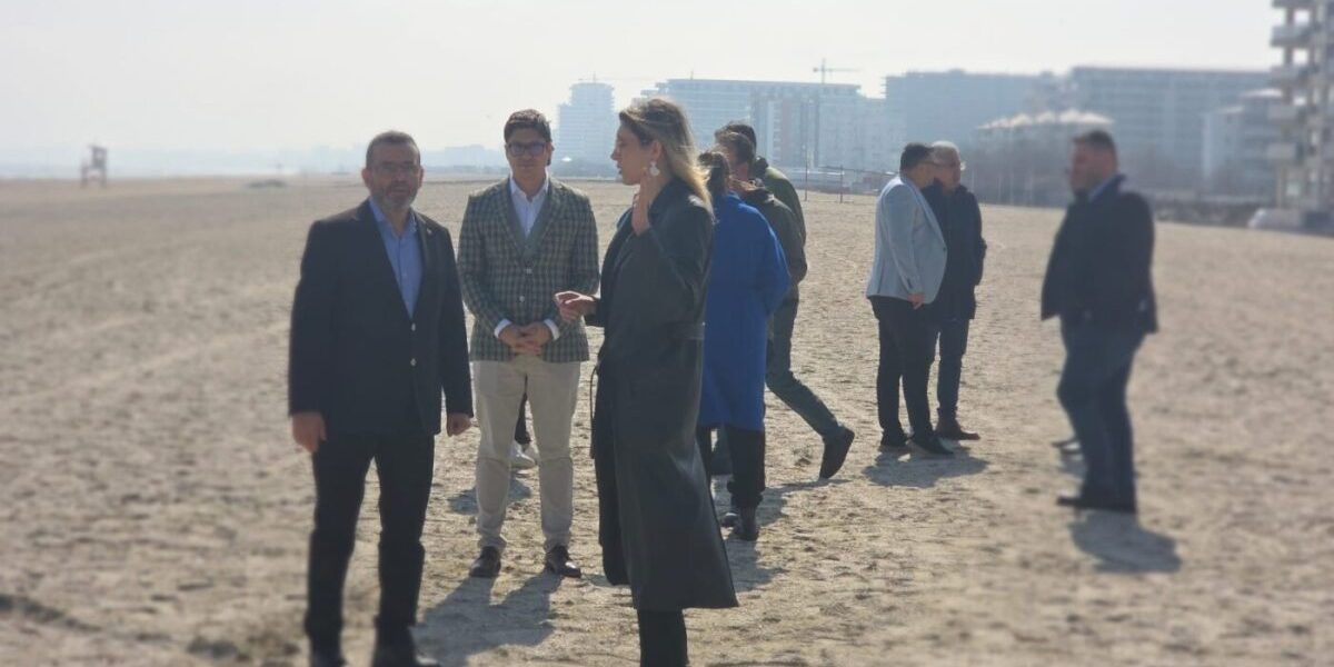 Control la Năvodari: Ministra Buzoianu verifică planurile de parcare pe plajă Ministra Mediului, Diana Buzoianu, efectuează astăzi o vizită de control la Năvodari, pe plaja unde Primăria, condusă de primarul Florin Chelaru, intenționează să construiască o parcare