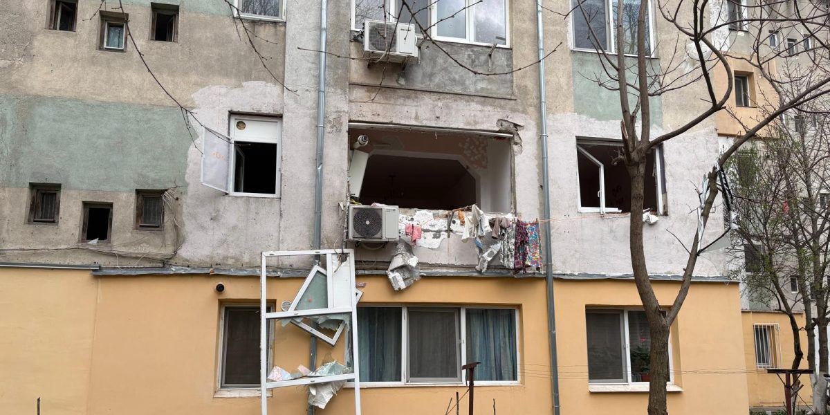 Explozie puternică într-un bloc din Caracal: Zeci de persoane evacuate și o persoană rănită O explozie puternică a zguduit un bloc de locuințe din Caracal sâmbătă, afectând cel puțin patru apartamente