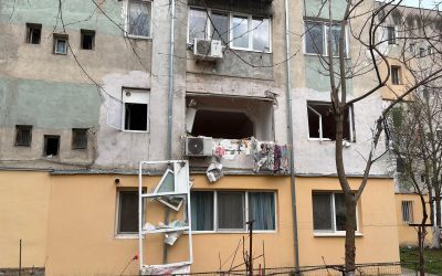 Explozie puternică într-un bloc din Caracal: Zeci de persoane evacuate și o persoană rănită O explozie puternică a zguduit un bloc de locuințe din Caracal sâmbătă, afectând cel puțin patru apartamente
