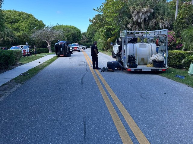 Tiger Woods s-a răsturnat cu mașina, s-a târât pe uşa pasagerului, dar polițiștii au venit rapid și l-au arestat