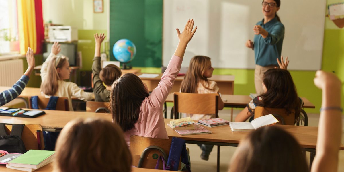 Vacanța elevilor în aprilie 2026: Cât timp stau acasă și când revin la școală?