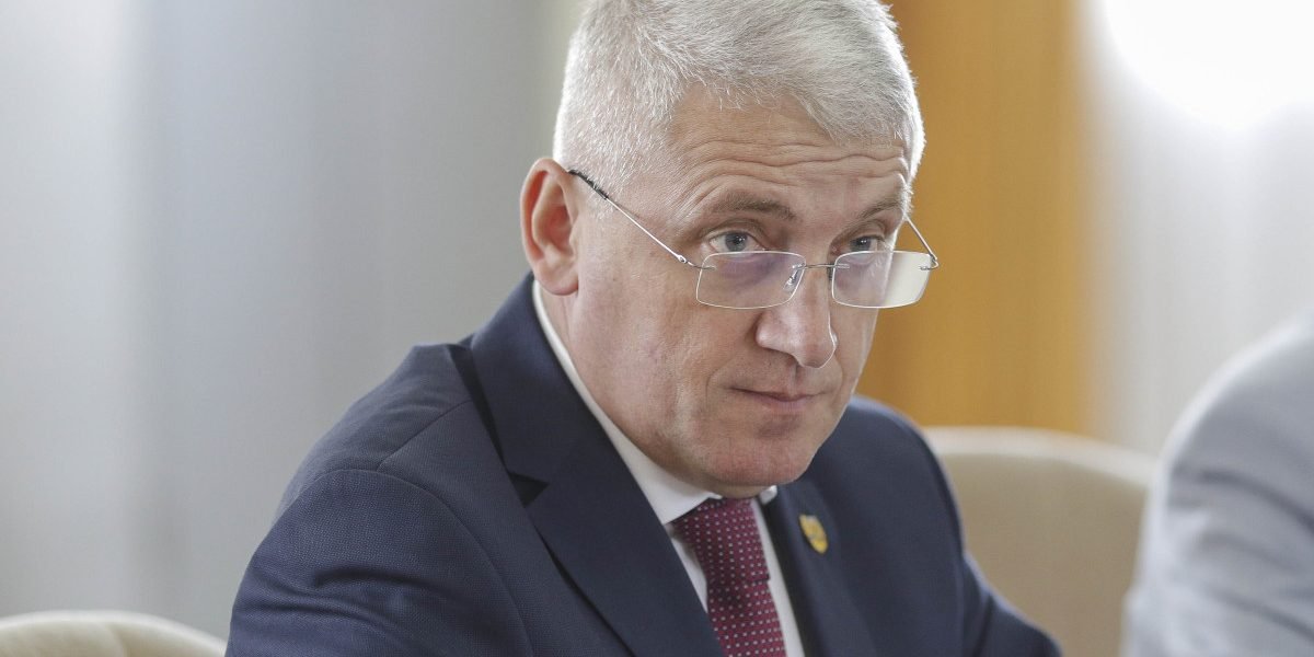 Concedii medicale suspecte la AEP: Președintele instituției acuză o „modă” în rândul angajaților Președintele Autorității Electorale Permanente (AEP), Adrian Țuțuianu, a semnalat o creștere a numărului de concedii medicale înregistrate în cadrul instituției